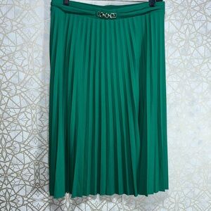 Chic Emerald A-Line Pleated Skirt